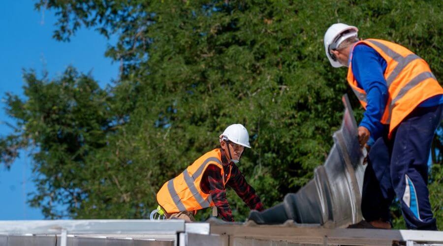 Professional gutter cleaning in Cecil, WI